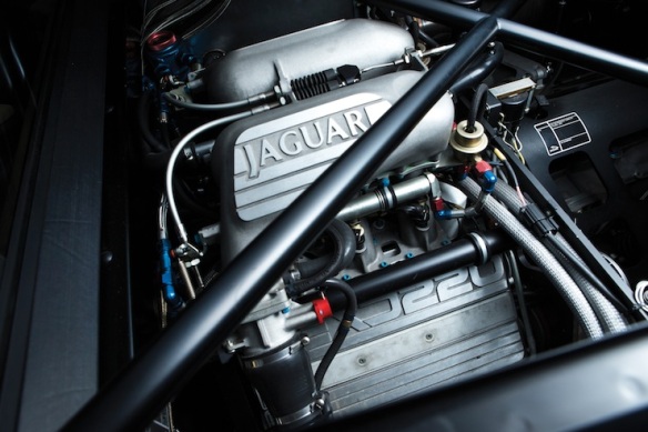 Jaguar-XJ220-engine